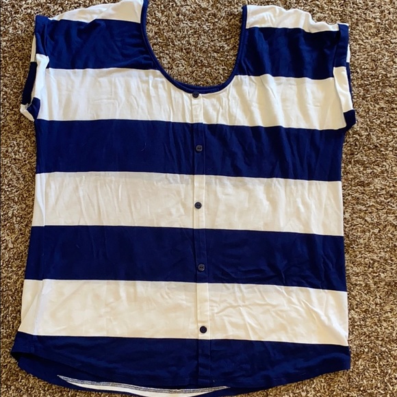 Two XL tops - Picture 5 of 6